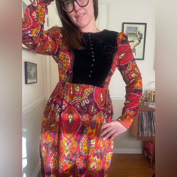 70s Vintage Young Innocent Midi Length Prairie Dress w Red Paisley and Velvet - Picture 4 of 9
